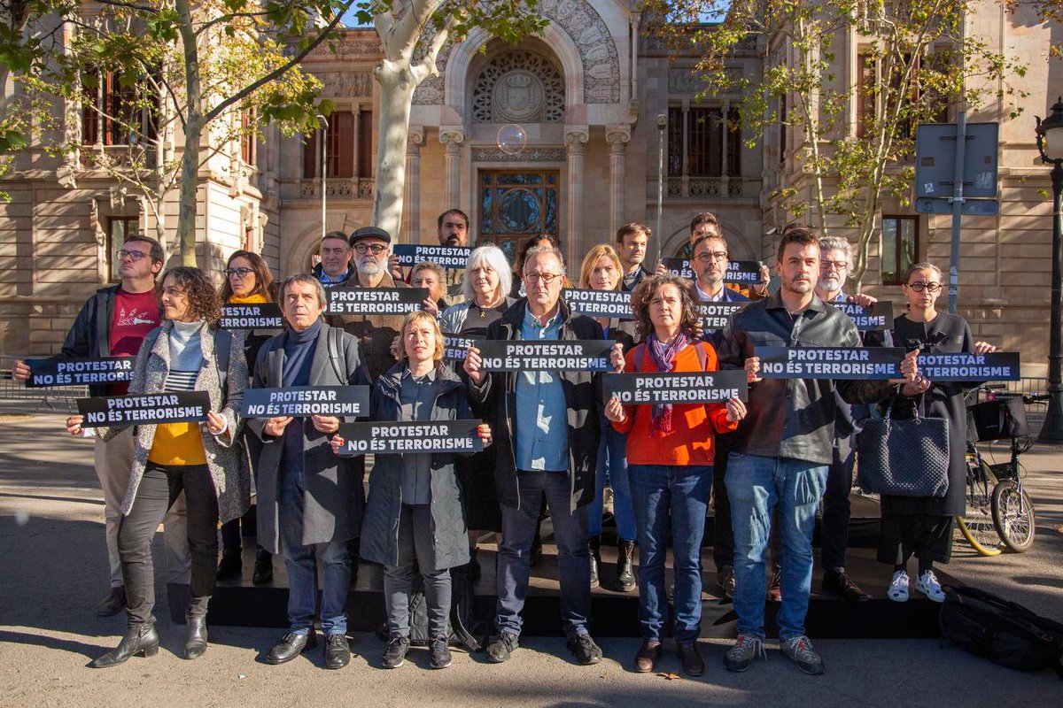 En representació de <a href="/JuntsXCat/">Junts per Catalunya🎗</a>, el vicepresident <a href="/josep_rius/">Josep Rius</a> assisteix a la concentració davant el TSJC contra la justícia espanyola per haver vinculat el dret a la protesta amb el terrorisme.

Protestar no és terrorisme ‼️

Tot el suport al president <a href="/KRLS/">krls.eth / Carles Puigdemont</a>, <a href="/martarovira/">Marta Rovira Vergés</a>,