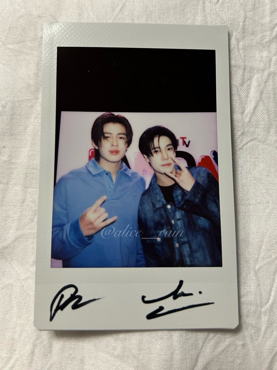 alice__rain's tweet image. helloliveのポラ当たってたーーー😭
辛いことの方が多かった韓国FMだけど、最後に幸せな気持ちになれたよ🥹
ขอบคุณ🥹🧡🤍

#PPfandayxSeoul
#GMMTVFANDAY6
#ppnaravit #phuwintang 
#ปอนด์ภูวินทร์ 
@ppnaravit @phuwintang