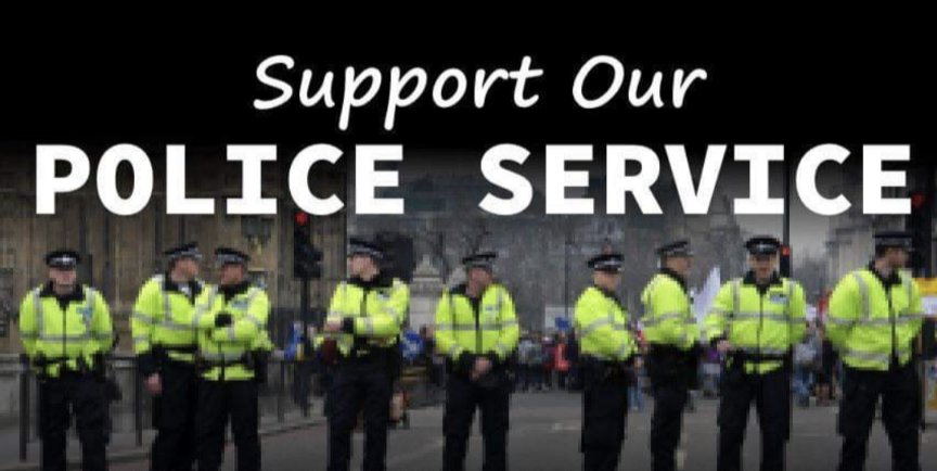 leepiper66's tweet photo. I stand behind this line, made up of Mothers, Father's, Sisters, Brothers, Son's, Daughters, Cousins, Step Parents, ordinary people just like you &amp; me.... To every single Officer/PCSO &amp; Special leaving your families to protect our's THANK YOU, you ARE appreciated #bluefamily 💙 https://t.co/yODspUOLyo