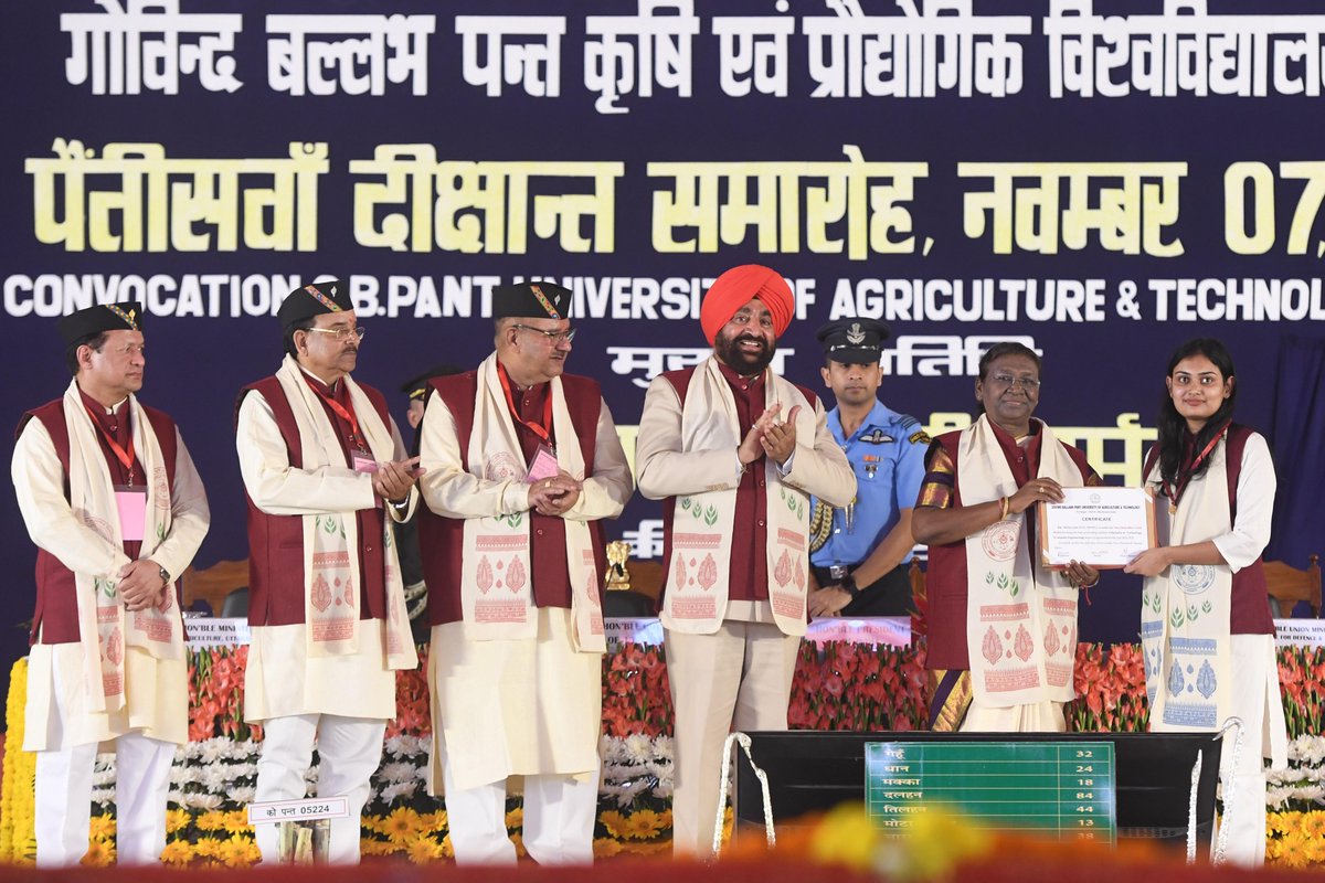 rashtrapatibhvn's tweet photo. President Droupadi Murmu graced 35th convocation of Govind Ballabh Pant University of Agriculture & Technology at Pantnagar, Uttarakhand.  The President said that educational institutions should produce industry ready graduates who can create employment and compete in the technology driven world.
https://t.co/prb7us4U2F