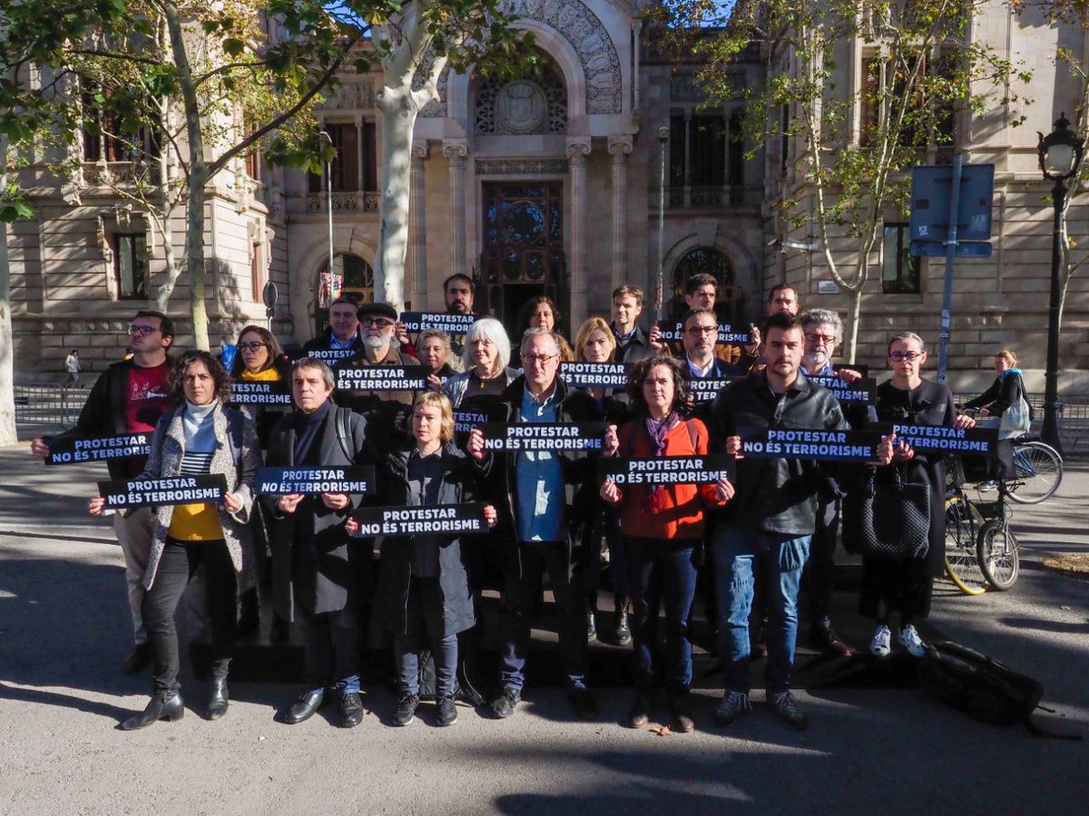 📸 Desenes d’entitats de drets humans i partits denunciem les falses acusacions de terrorisme contra l’independentisme. Protestar no és terrorisme! ❌