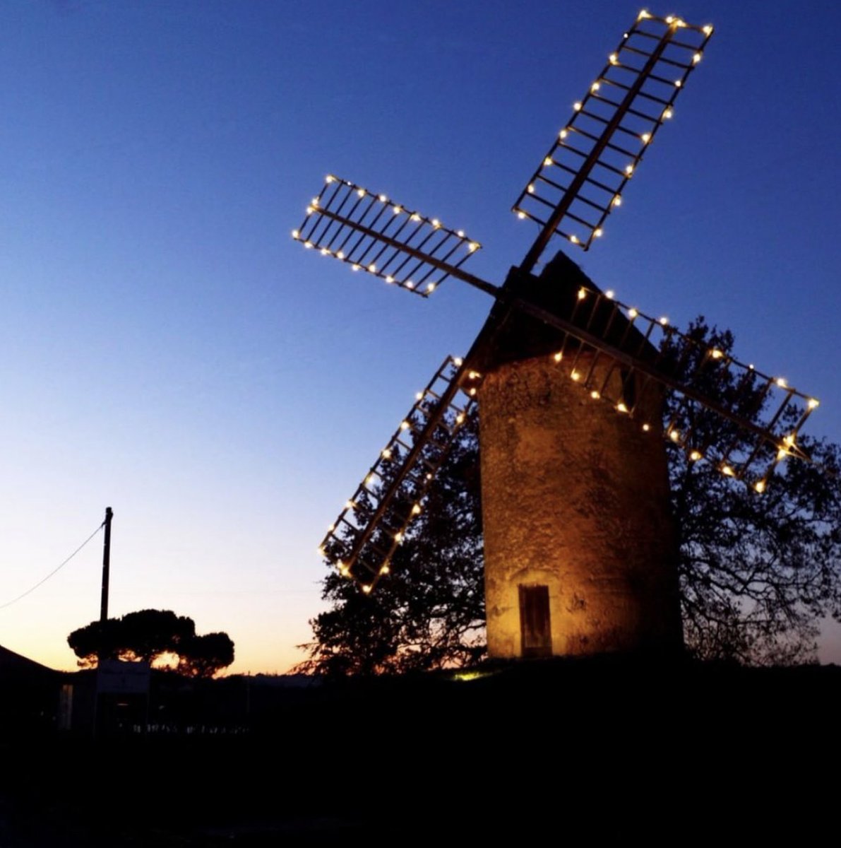 The Bel-Air windmill has been towering over the vineyard of Château de l'Orangerie since the 18th Century ✨ Towards the end of the year, it lights up the night in the Entre-deux-Mers region & can be spotted from just over 40km away in Saint-Félix village! #VisitBordeaux