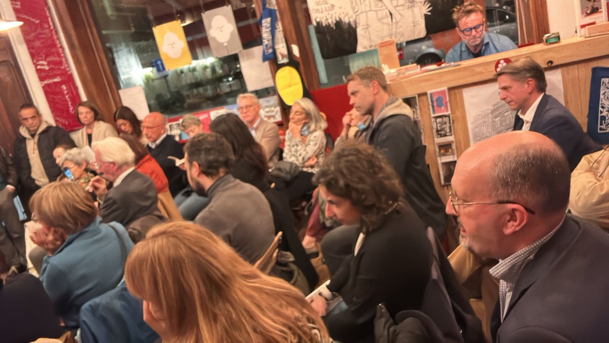 ElenaBasileIT's tweet photo. Belle soirée à #lapiola
#marcquaghebeur autheur de l'anthologie de la littérature française de Belgique e Marie _France Renard
#uninsolitotrio
Diritto di informazione
Dibattito democratico
Società civile cerca rappresentanza politica https://t.co/mbKH3HsVK2