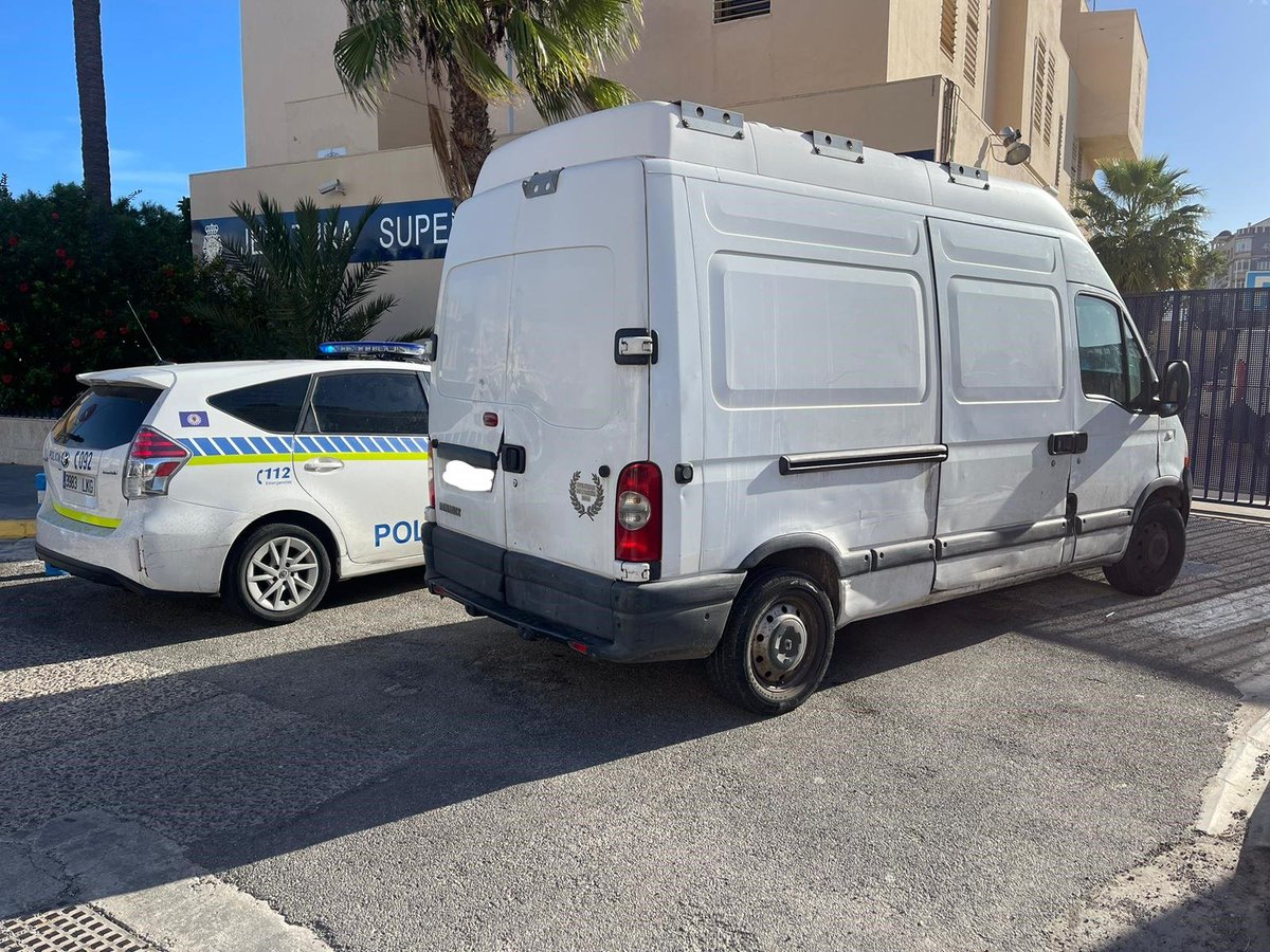 👮‍♂️ <a href="/policia_localML/">Policia Local de Melilla</a> 
Recuperó un vehículo que había sido sustraído del interior de una nave comercial, y contenía una caja fuerte con la recaudación💵 de la empresa.
La furgoneta 🚐fue encontrada cerca de la ctra. Hidum estacionada, abierta.
El dinero pudo ser también recuperado.