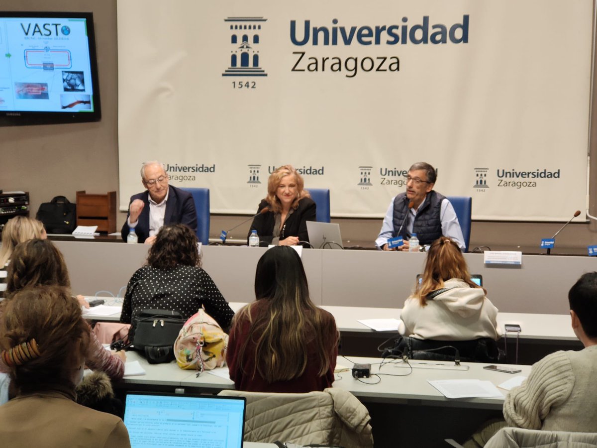 Iedis_unizar's tweet photo. 🔬J. M. García Aznar @I3Aunizar @unizar, obtiene un #AdvancedGrant @ERC_Research para recrear el sistema vascular dentro de un tumor para investigar contra el #cancer
👉 Entre los miembros de #ICoMICS nuestra investigadora @RaquelOrtegaL
📸 @UccUnizar: @RosaBoles1 Jesús Arauzo https://t.co/Eo0jZRvPDI