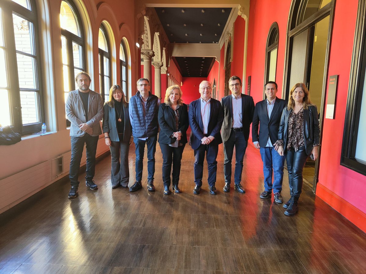 Iedis_unizar's tweet photo. 🔬J. M. García Aznar @I3Aunizar @unizar, obtiene un #AdvancedGrant @ERC_Research para recrear el sistema vascular dentro de un tumor para investigar contra el #cancer
👉 Entre los miembros de #ICoMICS nuestra investigadora @RaquelOrtegaL
📸 @UccUnizar: @RosaBoles1 Jesús Arauzo https://t.co/Eo0jZRvPDI