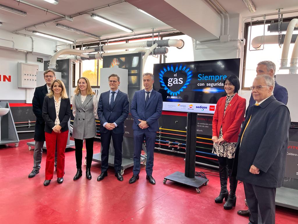 El consejero <a href="/CarlosNovilloPi/">Carlos Novillo Piris</a> presenta la nueva campaña informativa sobre el uso de las calderas de gas durante el invierno en la Escuela Técnica de <a href="/Agremia/">AGREMIA</a> #Sumandoenergias