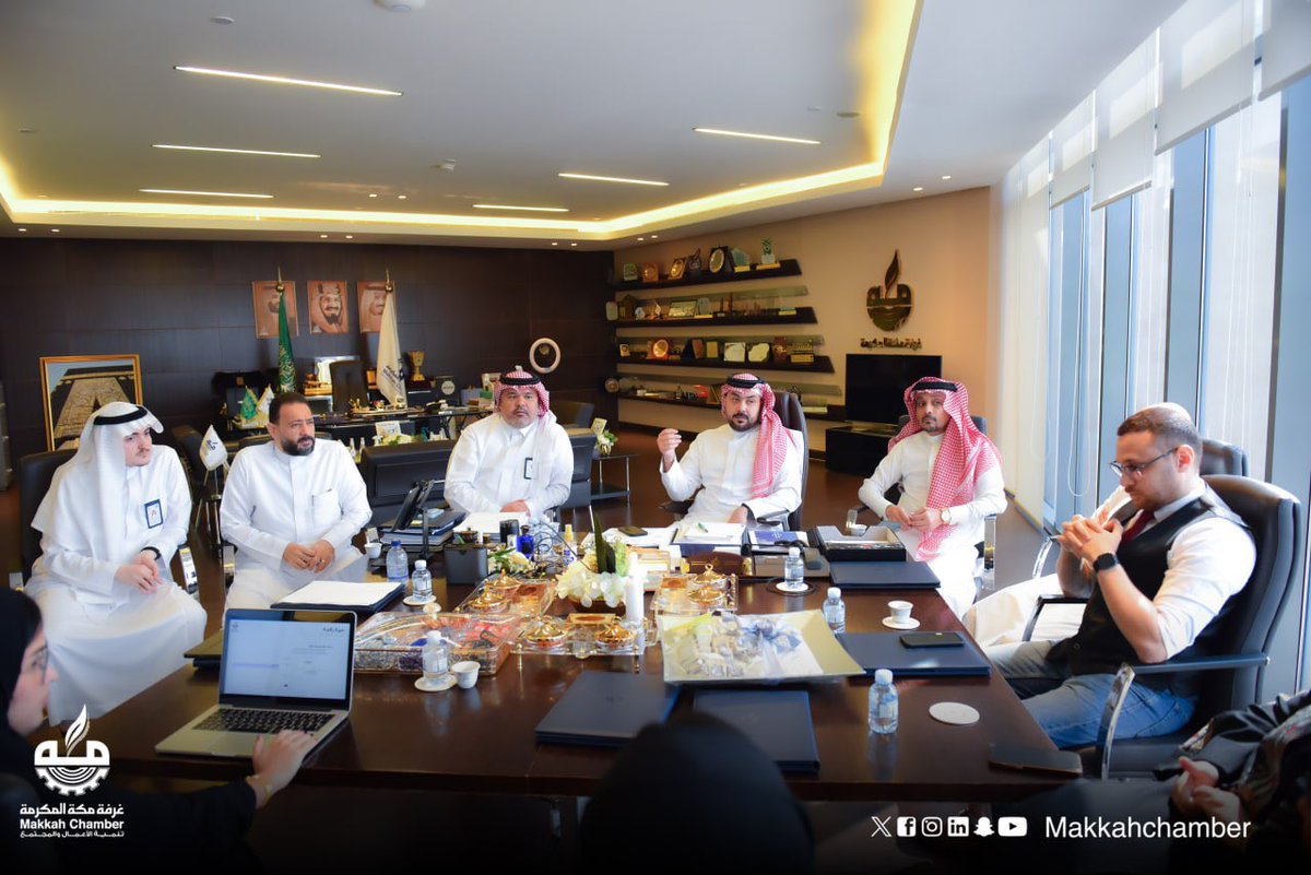 MakkahChamber's tweet photo. دشن الأمين العام لـ #غرفة_مكة المكرمة المهندس. عصمت معتوق بوابة توطين الوظائف بالموقع الالكتروني للغرفة ضمن مواكبة الرقمنة ودعم برامج سعودة الوظائف في العديد من القطاعات، وذلك ضمن توجه الغرفة الاستراتيجي للتحول الرقمي للاستفادة من البرامج والمشاريع الهادفة إلى خدمة الباحثين عن الفرص الوظيفية واصحاب الأعمال في مدينة مكة .