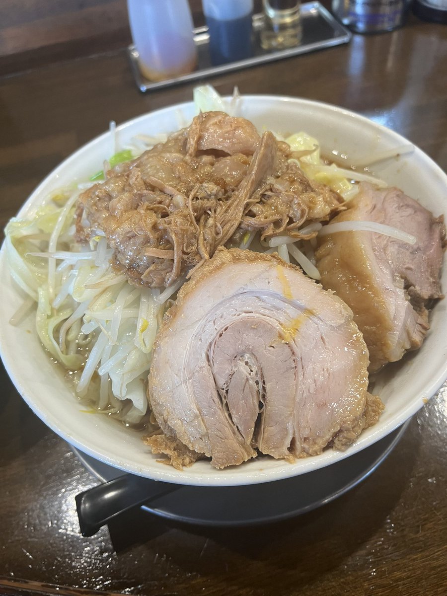 EnGreymarkx's tweet photo. 月曜日久々の先頭で櫻弐さんへ
美味すぎるのはいつもなんだけど

豚がいつも以上に神豚すぎてこれだけ分厚いのにホロホロと

味シミ具合もライス欲しくなるくらいでした。

スープはいつもより塩分控えめで大分サッパリに感じだけどこういう時もあるのかと新たな発見

#櫻弐 https://t.co/ngSXG06yFK