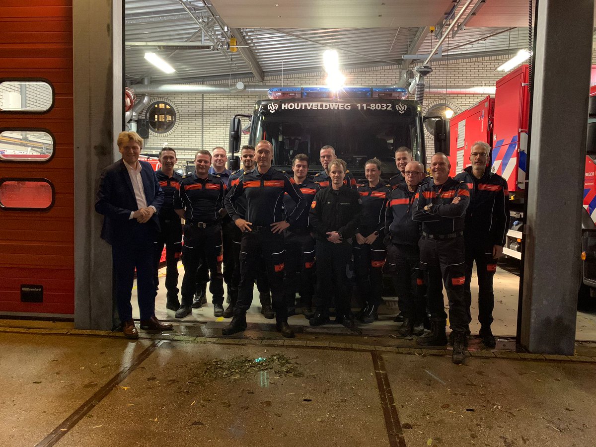 Gisterenavond kwam onze burgemeester <a href="/JanHamming/">jan hamming</a> op bezoek. #Betrokken bij de brandweer en #dankbaar voor de inzet van #vrijwilligers in de <a href="/GemZaanstad/">Gemeente Zaanstad</a> . <a href="/RobinAlblas/">Robin Alblas</a> <a href="/BrandweerZW/">Brandweer Zaanstreek-Waterland</a> <a href="/VrZW/">Veiligheidsregio Zaanstreek-Waterland</a>