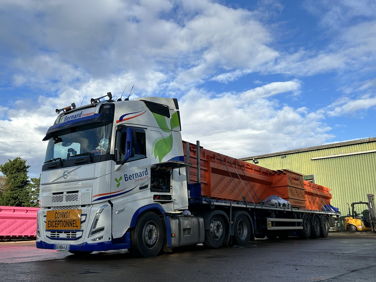 PremierPits's tweet photo. A sunny morning at Premier Pits HQ, and we have 18m and 15m pits loaded ready for there journey to France 💪🏼#PremierPits #TheOriginalSteelPit #UKsNumberOne #GarageEquipment #Workshop #HGV https://t.co/pbn7bGw2jJ