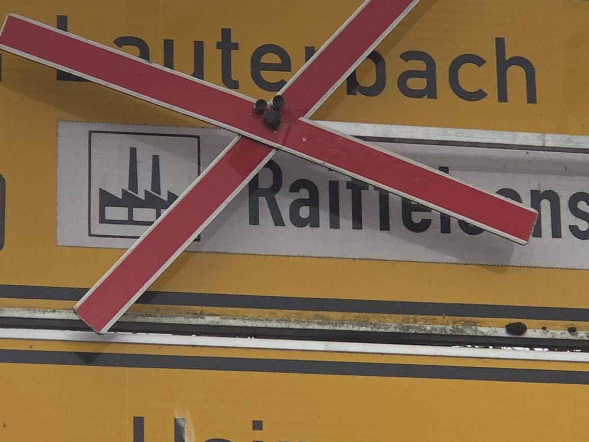 rail_buster's tweet image. Wir wollten Karl, wir bekamen Karl.
#Bildbeschreibung: Verkehrsschild mit durchgestrichenem Ziel „Lauterbach“.