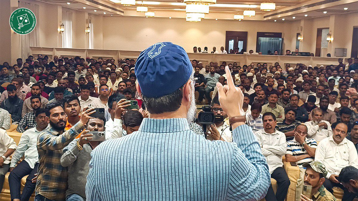 Glimpses of group meeting from Charminar assembly constituency.

#AIMIM #AsaduddinOwaisi #CharminarConstituency #electionprogram #VoteForKite #VoteForRight #Telanganaelection2023 #AssemblyElections2023 #latetspicture #Hyderabad #Telangana #india @asadowaisi