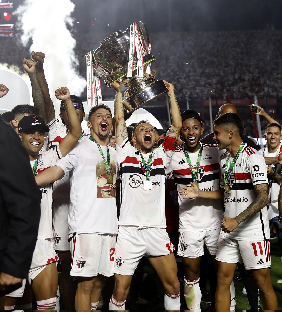 somosaopaulinos's tweet photo. São Paulo e Fluminense deverão trocar as faixas de campeão da Copa do Brasil e da Libertadores no duelo entre as equipes, dia 22, no Maracanã.

Mário Bittencourt, presidente do Fluminense: "O Julio Casares me mandou uma mensagem muito carinhosa me parabenizando (pelo título). Nós combinamos isso. Ele ficou muito feliz, e eu também. Nossas equipes de marketing já estão conversando para que o Fluminense entregue a faixa da Copa do Brasil ao São Paulo e o São Paulo entregue para nós a faixa de campeões da Libertadores. Devemos colocar um show para as torcidas presentes antes da partida, fico muito feliz que possamos estabelecer essa conexão."

🗞️ Terra!