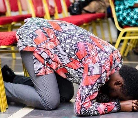 AltesseAbel's tweet photo. #Yoka🧏🏽♂️: Si tu n'as pas d'épaules sur laquelle tu peux pleurer, rappelle-toi que tu as un sol sur lequel tu peux prier.
#Losambo🙏
#EKOSSIMBA https://t.co/1c4nJWT2Ur