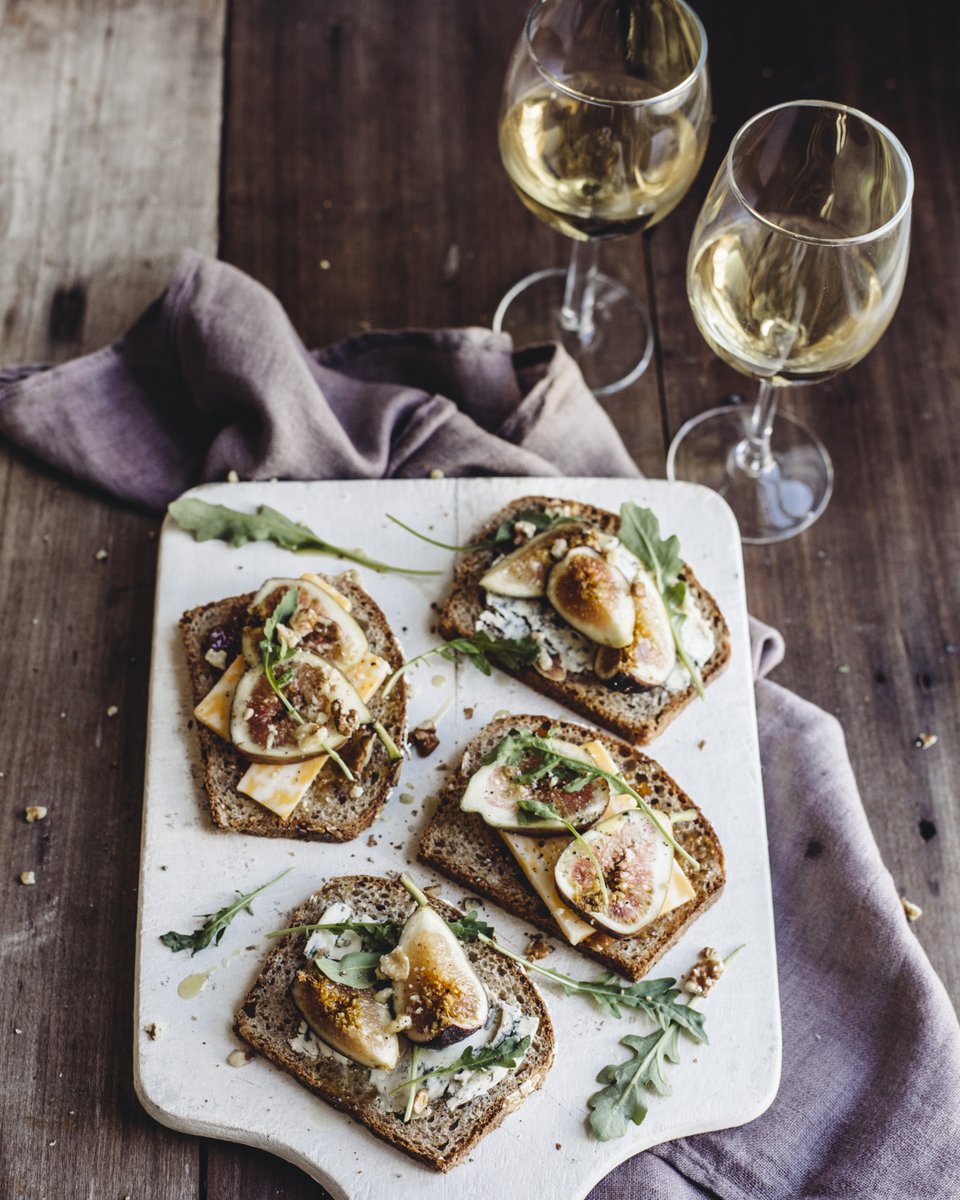 Autumn is the season for apéritifs🧀 Turn sceptics into believers by pairing Roquefort & fig toast with a glass of Sauternes. With its smooth sweetness & stone fruit & honey aromas, it perfectly complements the cheese’s strong flavour & saltiness - a combination that'll delight