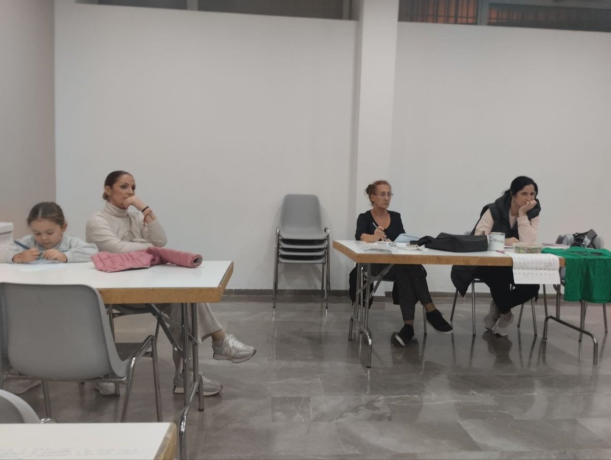 #SiSePuede 
#DerechoAjViviendaDigna
 Las Compahs en el Aula, trabajando El libro Verde de <a href="/LA_PAH/">Plataforma de Afectadas por la Hipoteca</a>