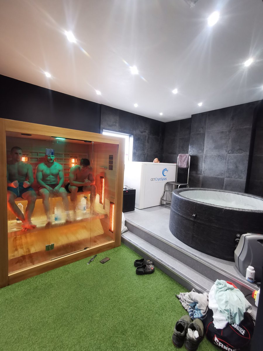 Team Recovery and Analysis slots available this week and next... 

Looking for an alternative to being out on the grass in the rain this week? Bring your team in, hook up your VEO for some pre/post game analysis then hit a big recovery session ready for your next game 💚⚽