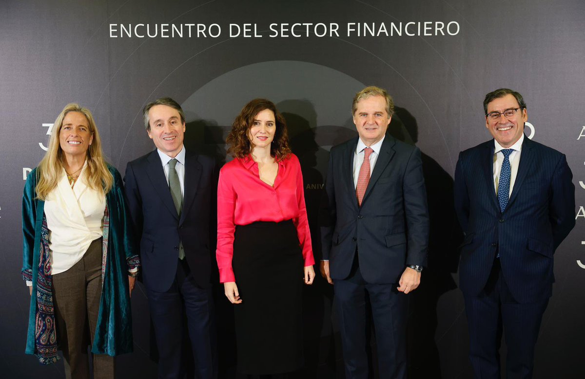 IdiazAyuso's tweet photo. Saltarse la ley es y debe seguir siendo delito si queremos que España sea un país fiable.

Cuando cae el Estado de Derecho, caen la libertad, la democracia y la prosperidad. Quienes cometen delitos no pueden ocupar puestos de poder.

No podemos dejar que esto le ocurra a España. https://t.co/bLb09D5dkn