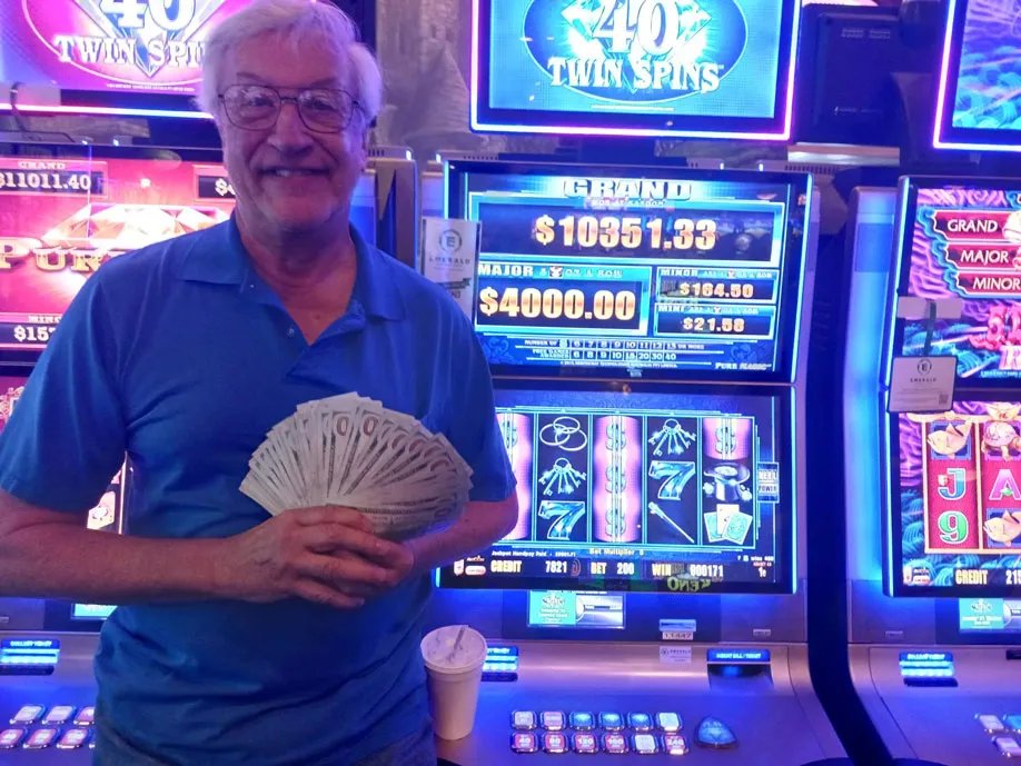 EICasino's tweet photo. #AmazingWin at Emerald Island Casino AGAIN! Congratulations, Terry, on that beautiful fan worth a whopping $9,001! https://t.co/K8RTVmnu6y