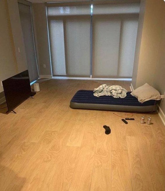 Ministerr's tweet photo. NFT degens will have $500k in NFTs and still live like this https://t.co/kTDAUMOkmT