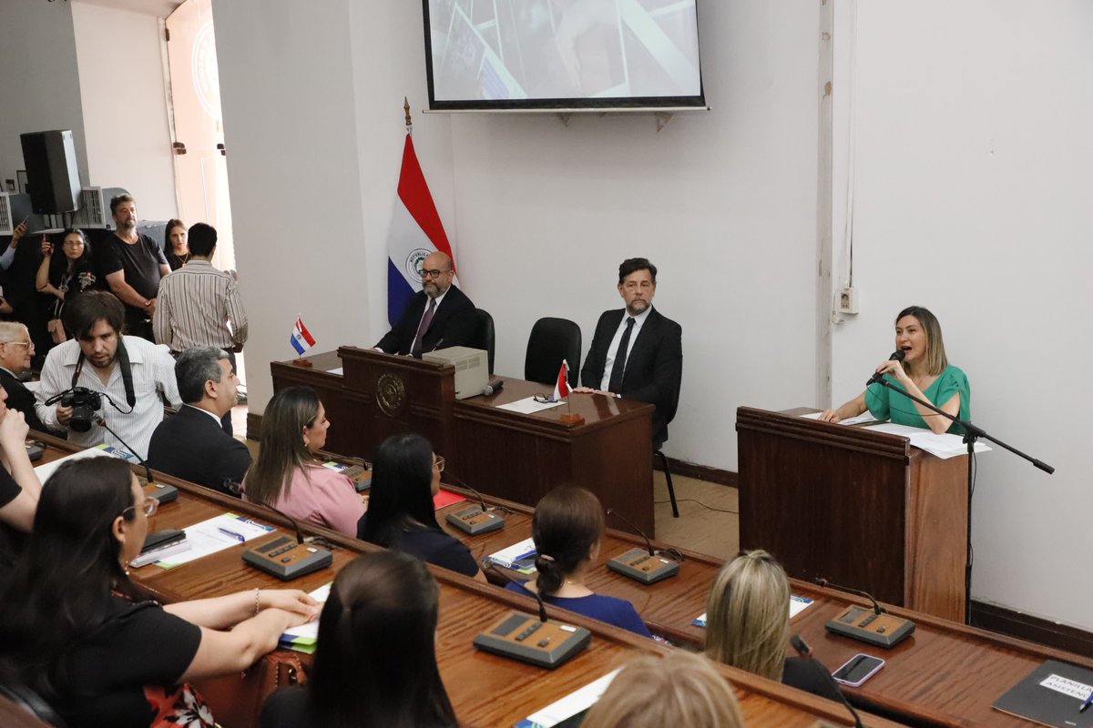 MTESS_PY's tweet photo. "Desde el Ministerio del Trabajo y el @MECpy estamos comprometidos con fortalecer el proceso de educación para el trabajo, con  metodologías que permitan llevar adelante y transformar eso que tanto el desea nuestro presidente de la Republica, @SantiPenap: la capacitación y el aumento de la productividad para que nuestra mano de obra realmente sea valorada",  fueron las palabras de la ministra @monicarecalded, durante el lanzamiento del curso "Avances en la Política de Educación y Formación Técnica y Profesional" impulsado por el Consejo Nacional de Educación y Trabajo con apoyo de la @OEIParaguay.