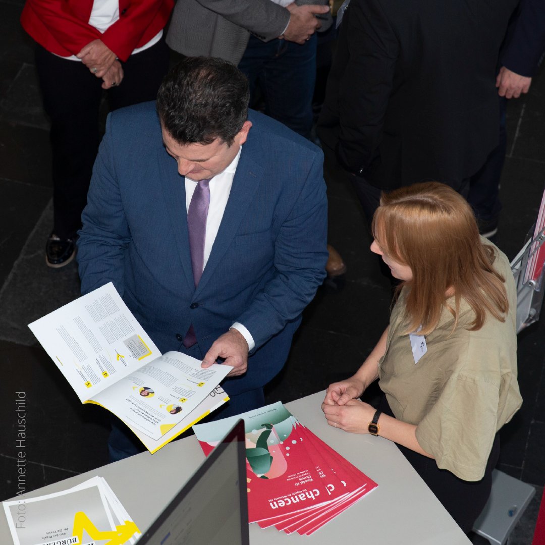BMAS_Bund's tweet photo. Beim Tag der #Jobcenter dankt Bundesarbeitsminister @hubertus_heil den Mitarbeiter*innen in den Jobcentern: „Ob Pandemie oder Putins Angriffskrieg gegen die Ukraine: Sie haben erheblich dazu beigetragen, dass wir in 🇩🇪 besser durch die Krisen gekommen sind als andere Länder.“ https://t.co/ymLy6mhTR8