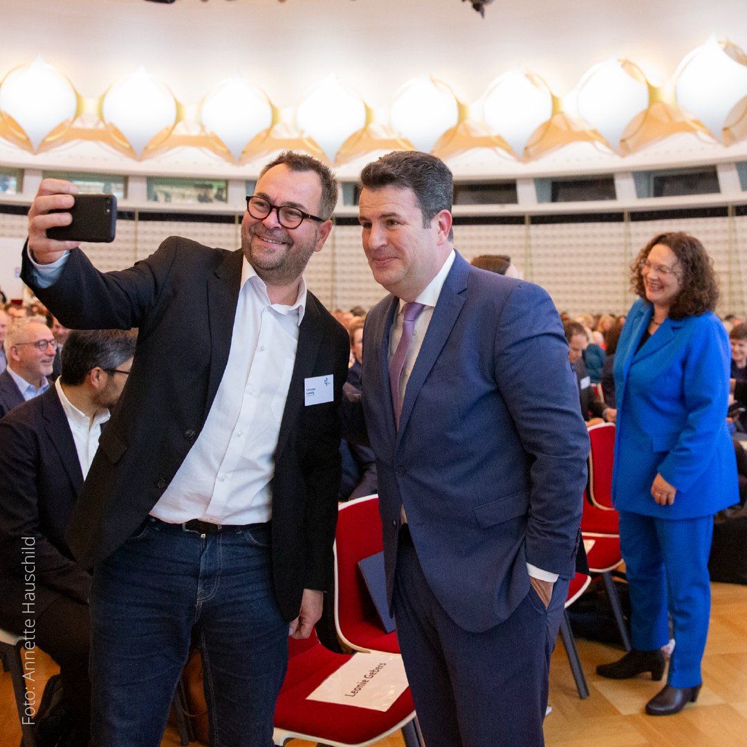 Beim Tag der #Jobcenter dankt Bundesarbeitsminister <a href="/hubertus_heil/">Hubertus Heil</a> den Mitarbeiter*innen in den Jobcentern: „Ob Pandemie oder Putins Angriffskrieg gegen die Ukraine: Sie haben erheblich dazu beigetragen, dass wir in 🇩🇪 besser durch die Krisen gekommen sind als andere Länder.“