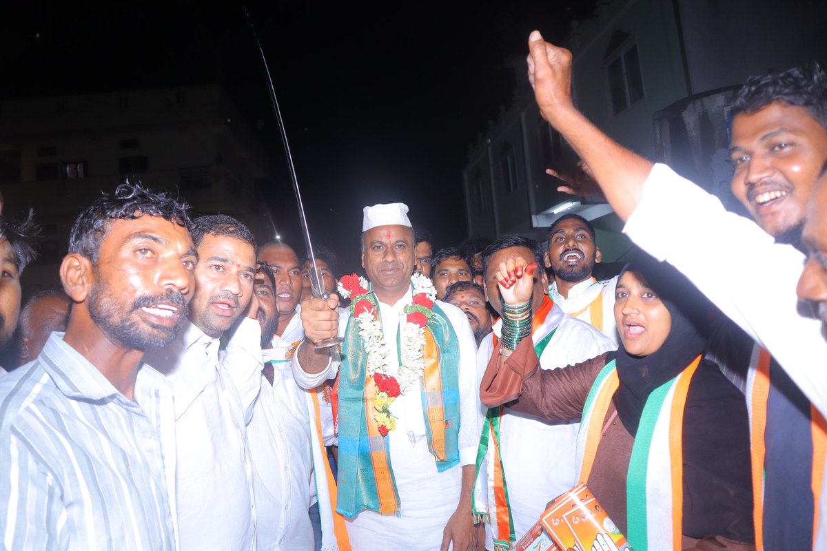 rajgopalreddy_K's tweet photo. ఇంటి ఇంటికి మన రాజన్న!!
చౌటుప్పల్ మున్సిపాలిటీలో ప్రచారానికి వచ్చిన కాంగ్రెస్ అభ్యర్థి కోమటిరెడ్డి రాజ్ గోపాల్ రెడ్డి గారికి, వర్షాన్ని కూడా లెక్కచేయకుండా స్వాగతం పలికిన కాంగ్రెస్ శ్రేణులు, అభిమానులు..
#MunugodeWithCongress https://t.co/KMmXEm7MvL