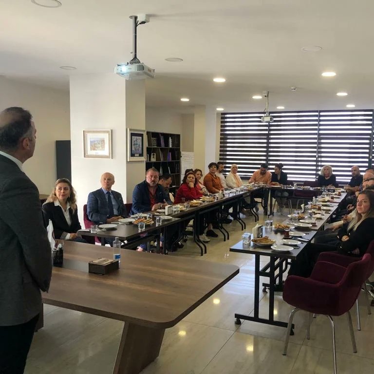 Bugün, temsilcilerimiz ve kurullarımız ile 2023 - 2025 yılları arasında neler yapabileceğimizi konuştuk.

Ayrıca haftaya gerçekleşecek TEB Genel Kurulu hakkında fikir alışverişinde bulunduk.

Mesleğimizin geleceğine katkıda bulunmak için yoğun bir katılımla Genel Kurulda olacağız