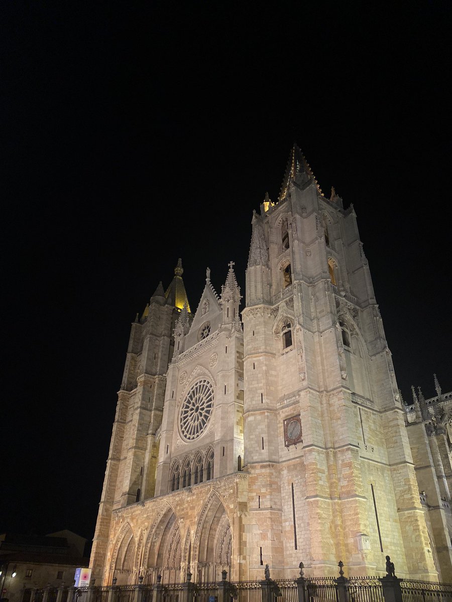 angelausal's tweet photo. Pasamos a la segunda de las paradas, la ciudad de León. Al igual que la catedral de Oviedo, ambas son catedrales de peregrinación en las que se pueden visitar los distintos altares a la vez que se escucha o se presencia la misa. #historiaEUMZA #hcyl https://t.co/b6zb3qwzLq