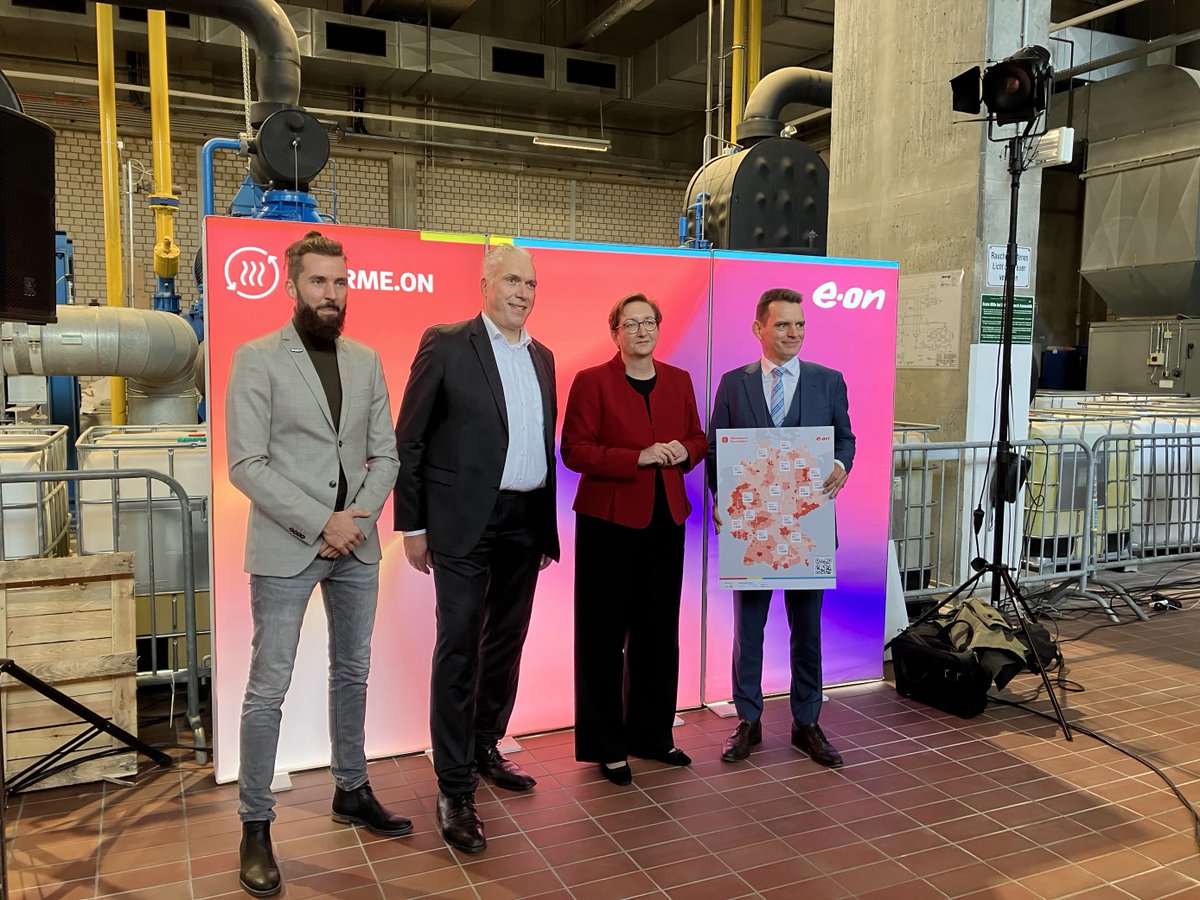 MesseBerlin's tweet photo. #Pressetermin: Bundesbauministerin @klara_geywitz und @EON_Presse stellen interaktive Karte für die #Wärmewende vor - die passende Kulisse bietet die #MesseBerlin: Gemeinsam mit E.ON modernisieren wir derzeit unsere Energieversorgung und machen sie klimafreundlicher 🚧 https://t.co/yt7jqqwyLW