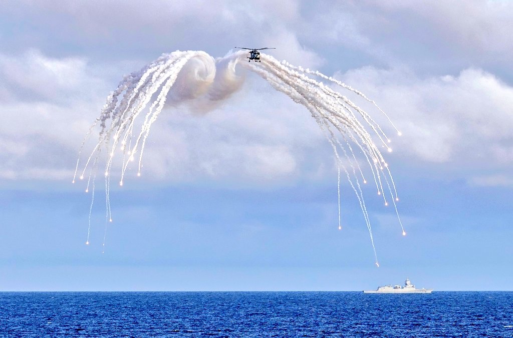 847 Naval Air Squadron (@847nas) on Twitter photo The first time, EVER! 💥🚁🚢
This was the first time Rotary wing flares were loaded and fired from a helicopter flying from the QEC Carrier <a href="/HMSQNLZ/">HMS Queen Elizabeth</a>.
If there was a book where they recorded all the world records, <a href="/847NAS/">847 Naval Air Squadron</a> would need a whole chapter! 🍺📖🌏📼
#UKCSG23 The first time, EVER! 💥🚁🚢
This was the first time Rotary wing flares were loaded and fired from a helicopter flying from the QEC Carrier <a href="/HMSQNLZ/">HMS Queen Elizabeth</a>.
If there was a book where they recorded all the world records, <a href="/847NAS/">847 Naval Air Squadron</a> would need a whole chapter! 🍺📖🌏📼
#UKCSG23