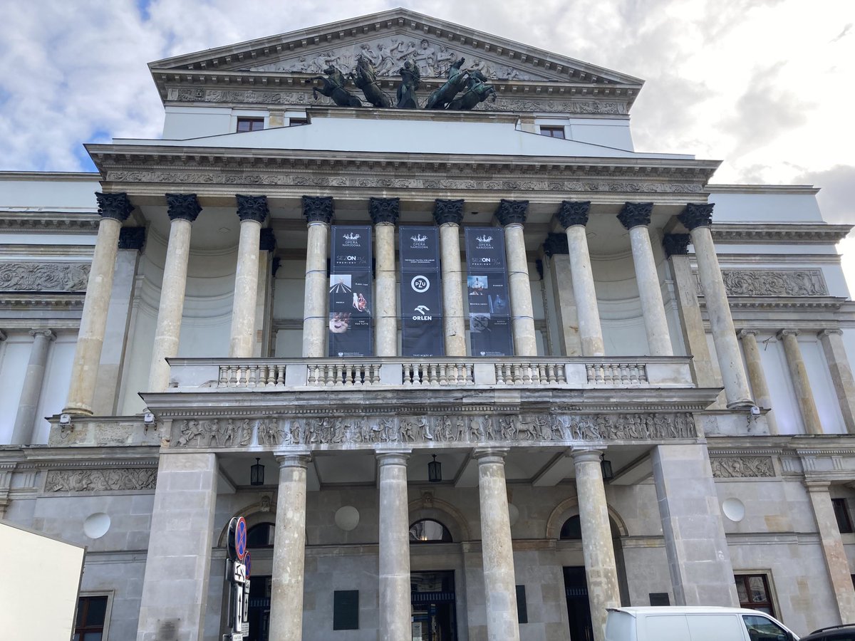 sochanska's tweet photo. When you meet by chance great 🇮🇪 friend&musician @DearbhlaPiano on🛫 to #Warszawa 🇵🇱and end up in @Opera_Narodowa at #OperaAcademy ❤️ All artists grateful to me for not singing 🤣🎼🎤 https://t.co/HjrogphDME