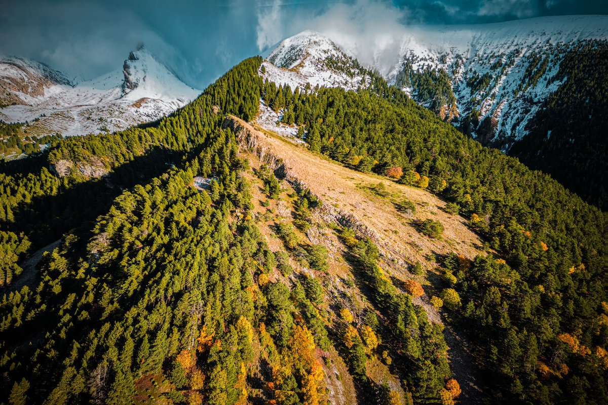 El #otoño y un prematuro #invierno se han instalado en las montañas de #Villanúa y conviven sin entorpecerse, cada uno a lo suyo. Y nos regalan estampas fantásticas como las que ha captado la cámara de <a href="/Yhabril/">УℍᗩᏰЯᎥℓ</a>