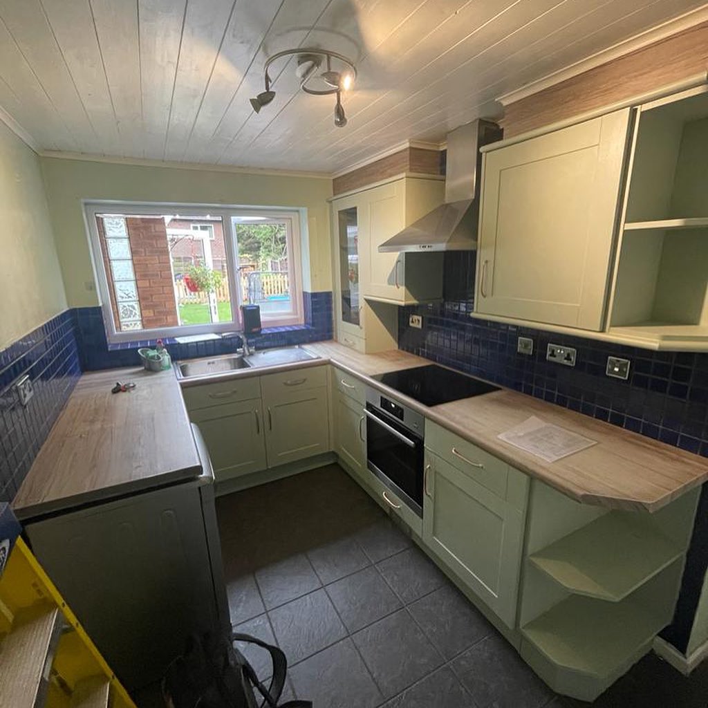 bybaUK's tweet photo. Transformation Tuesday ✨ It was time to transform this kitchen by brightening it up with the Helmsley doors in Supermatt Light Grey. What a transformation 😍 Thank you Revelle Interiors Limited  for sharing. https://t.co/cgIIHzA5DL
