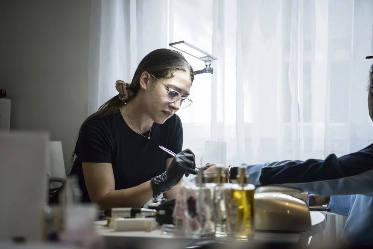 humanite_fr's tweet image. Nail art, résine, faux ongles : les travailleuses qui les posent sont exposées à des produits chimiques potentiellement dangereux pour la santé

👉 humanite.fr/social-et-econ…