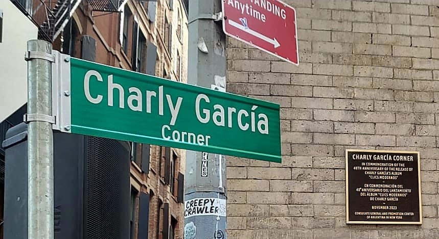 Recién hablé por Radio Universidad de Córdoba con Daniel Migani sobre la esquina Charly García que desde ayer tiene New York.

Agradezco a mis amigos Luis Ini y Zorrito Von Quintiero que estuvieron ahí y me fueron contando.

Y gracias Daniel por el llamado.

<a href="/DanielMigani/">Daniel Migani</a>