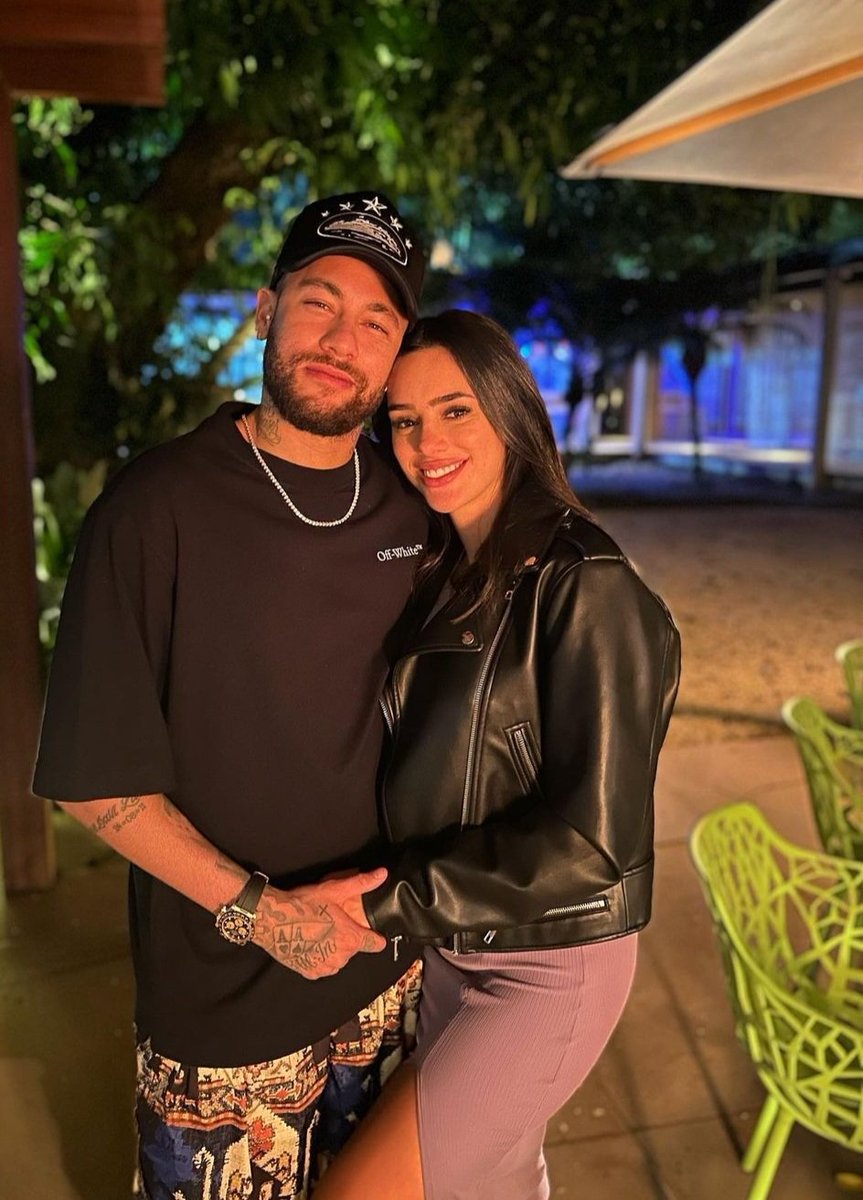 Neymar e Bruna Biancardi fecham "acordo de silêncio" por pensão de R$ 200 mil.

A decisão aconteceu após a última festa dada por Neymar, para tentar preservar a imagem do jogador.

O relacionamento de Neymar e Bruna Biancardi terminou em um acordo milionário, Segundo informações