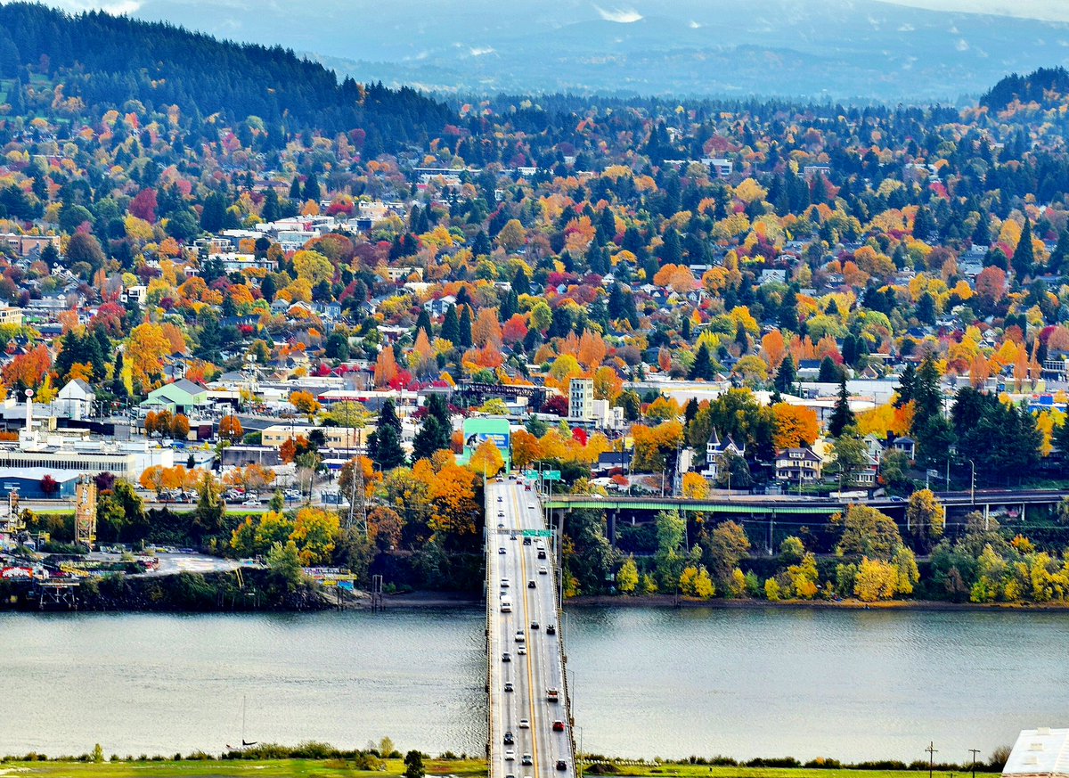AUTUMN CITY… just about every tree that can change color, has in #Portland over the last few days and it’s beautiful.  This shot looking east as the Ross Island bridge leads to a Fall Wonderland… #LiveOnK2 #tuesdayvibe #AutumnVibes #fallcolor