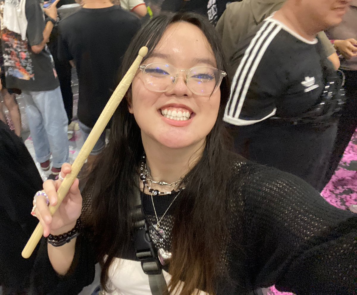 9allantico's tweet photo. i got mat nicholls, the pickle man himself, drumstick
ty @bmthofficial
#BMTHinBKK 🤞🏻 https://t.co/VqVB7RzKTU