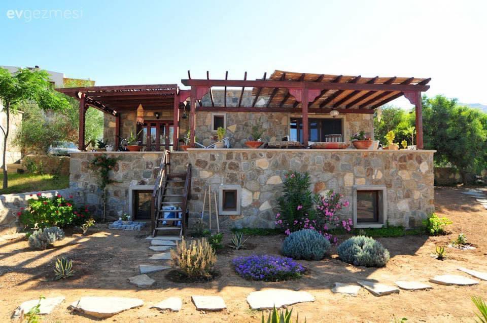 BUNLARI BİLMEDEN ARAZİ - TARLA - ARSA ALMAYIN
1. Tarla eğer 5.000 metrekareden küçük ise yasal olarak ev yapamazsınız.
2. Tarla 5.000 metrekareden büyük olsa bile, kadastral yolu yoksa yine ev yapamazsınız.
3. Tarlanın büyüklüğü 5.000 metrekare üzerinde ise yapacak olduğunuz evin