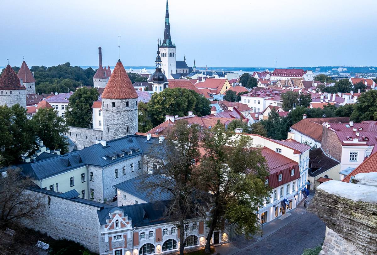 How to spend a weekend in Tallinn Estonia - 
 - the best preserved medieval city in northern Europe. Think trendy art galleries, a sauna and a dip in the Baltic Sea, amazing food &amp; lots of walking on cobblestone streets hikebiketravel.com/weekend-in-tal…
#traveling #VisitTallinn
