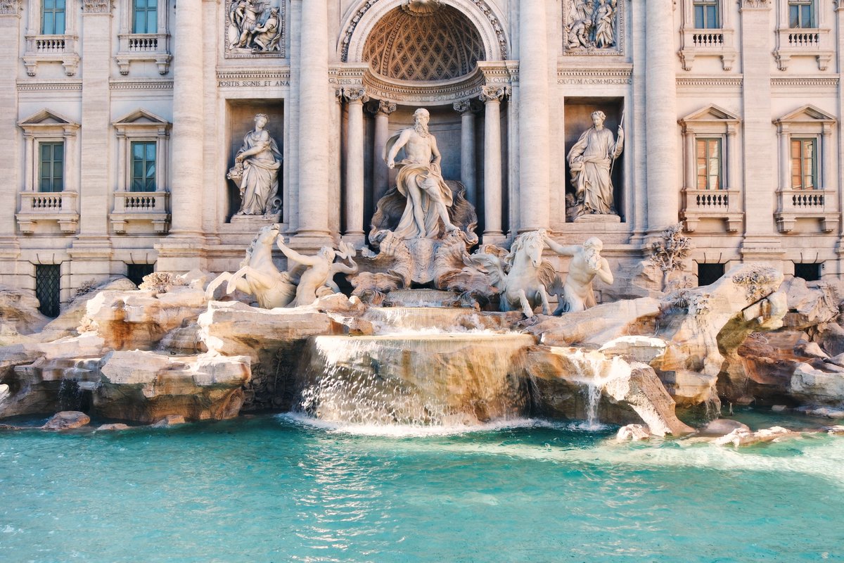 BttbPortugal's tweet photo. Onde cada rua é um museu e cada esquina conta uma história. #Roma vai cativar-te com o seu encanto intemporal. O que preferes visitar? 🤔

🔁Coliseu Romano 
❤️Fonte de Trevi https://t.co/UX0eJf66iQ