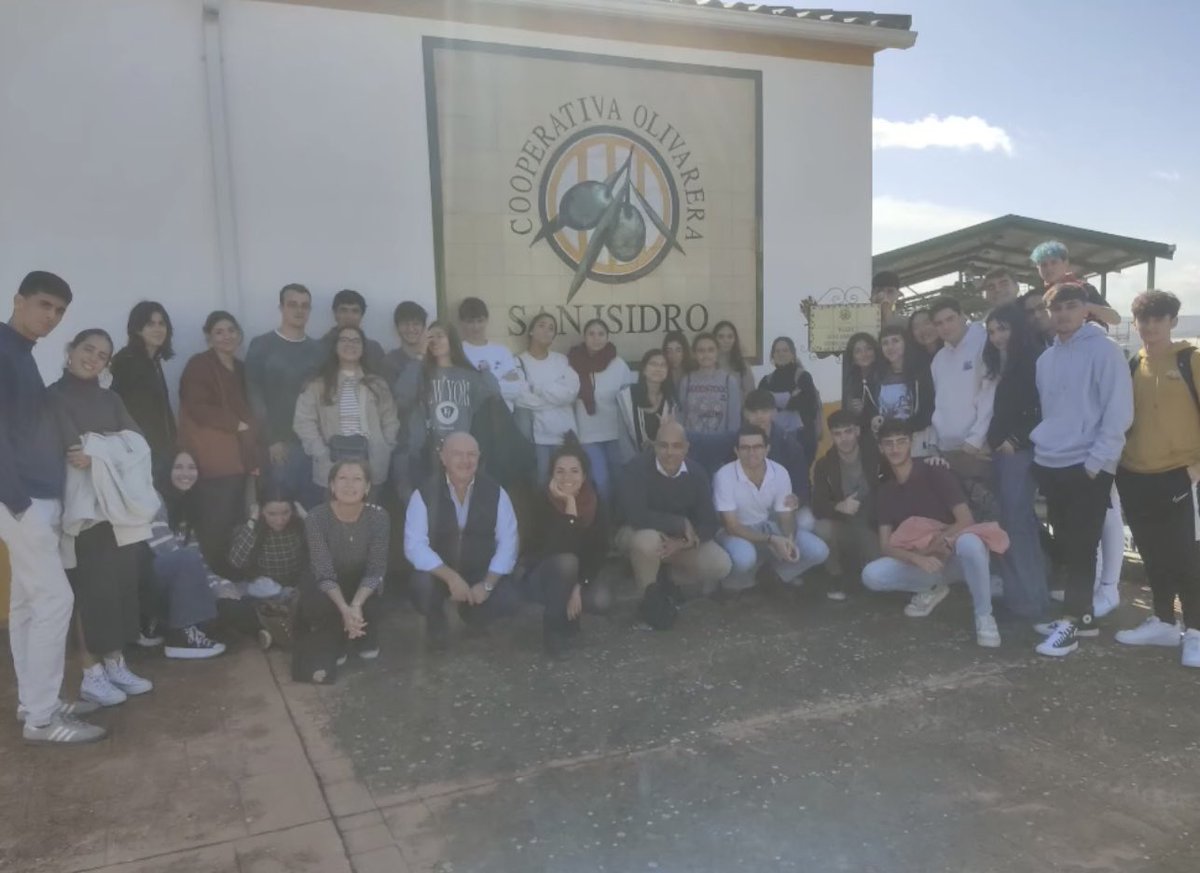 fpvedrunasev's tweet photo. Además, para completar el día se trasladaron a conocer a una almazara, socia de Oleica El Tejar: la Olivarera San Isidro, donde vieron cómo se fabricaba antiguamente nuestro #AOVE y cómo se produce en la actualidad

#sacarelaulafuera #nutricion #dietetica https://t.co/3lVEhZQdwa