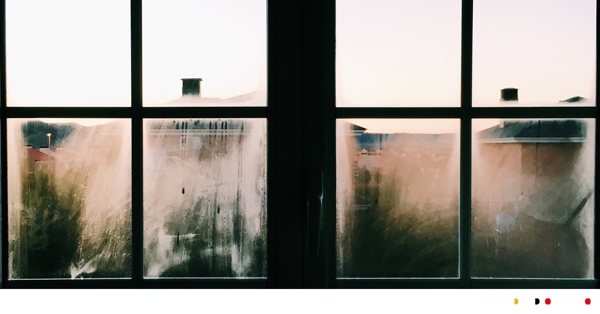 Ventileren in huis is heel belangrijk. Elke woning heeft 'onzichtbaar' vocht dat ontstaat door dagelijkse activiteiten in huis. Schimmel ontstaat wanneer er te veel vocht in huis blijft hangen. Volg deze tips om vochtproblemen te voorkomen: dudokwonen.nl/media/1515/waa…