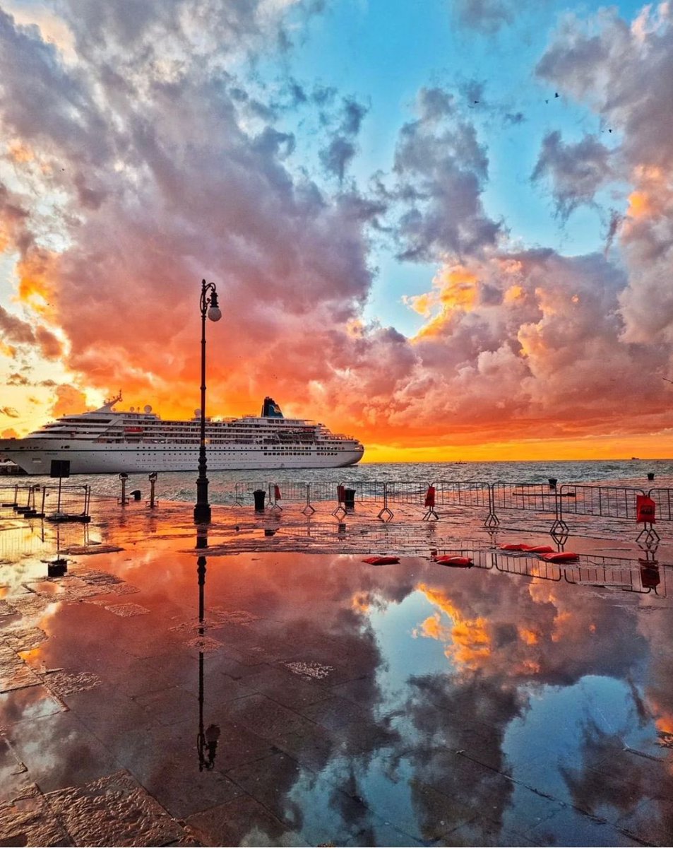 Quanto like si merita questo #tramonto? 

Location? #trieste 😍

Pic by dajijela.s_d (IG)

#fvglive #iosonofvg #fvg #italy
