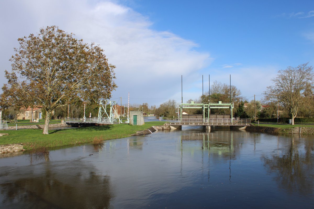 pmaraispoitevin's tweet photo. [ ÉTAT DE LA MONTÉE DES EAUX ]
Les crues sont des phénomènes naturels et récurrents dans le #Maraispoitevin, habitué à accueillir les eaux de pluie du bassin versant, par le biais de ses trois fleuves... + suite infos et photos 👉 https://t.co/7WFu3aGwnP #evail https://t.co/l5HggoAep4