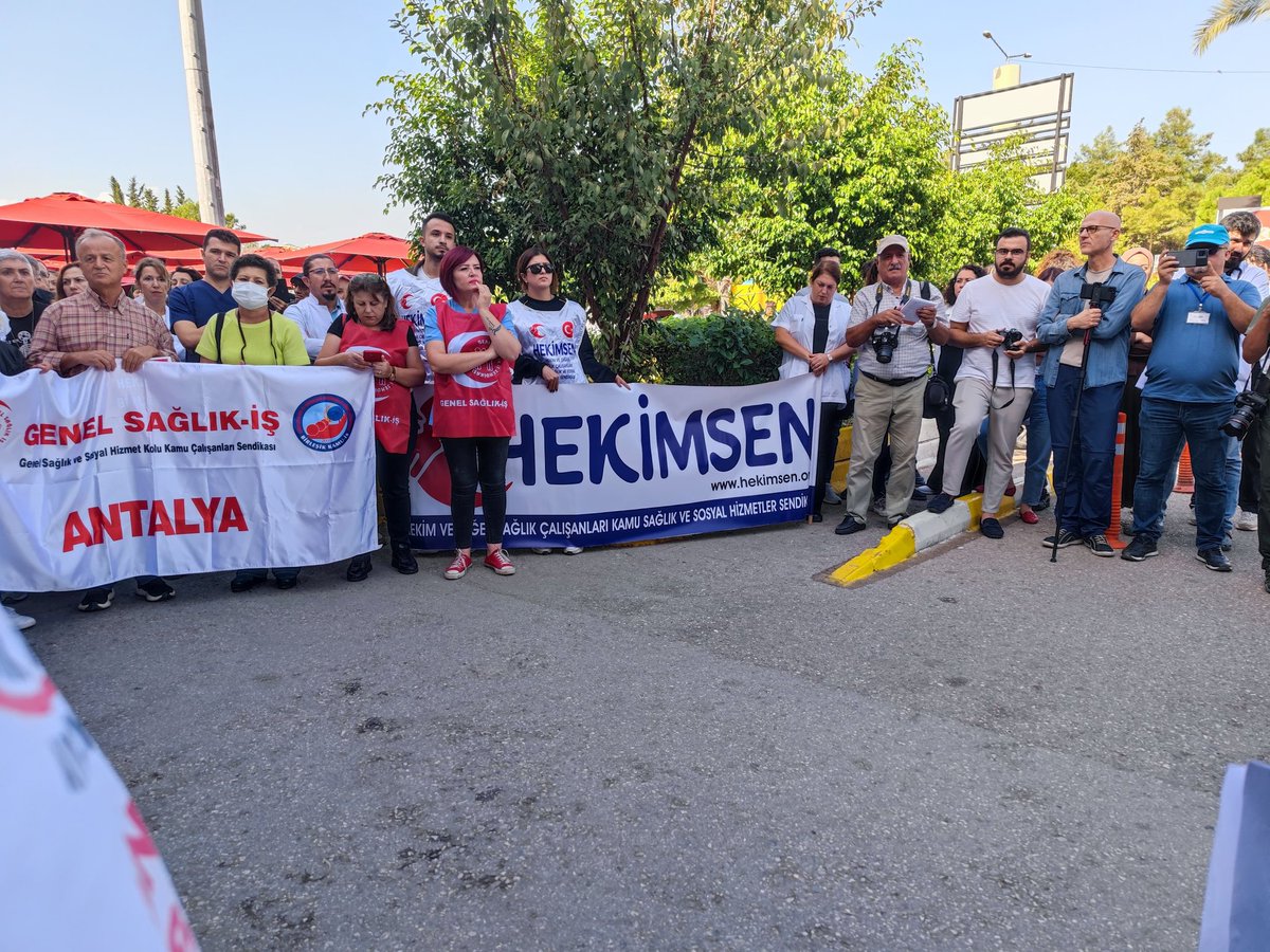hekimsen's tweet photo. 5 Kasım günü darbedilen Kadın meslektaşımıza destek ve #SağlıktaŞiddetTerörü 'nü kınamak için Antalya EAH de basın açıklaması yaptık.

@drfahrettinkoca' nın sağlıkta şiddete bu kadar tepkisiz kalması meslektaşları olarak bizleri derinden yaralıyor. 

DMO'nin eşyaları bile bizlerden daha değerli hissettirilirken, bizlerin can güvenliğimizin olmadığı ortamlarda çalışmamız bekleniyor. 

Sağlıkta şiddet son bulmadan hekimlerin haykırışları da son bulmayacaktır.

Böyle gelmiş, böyle gitmez! 
#ArtıkHekimsenVar