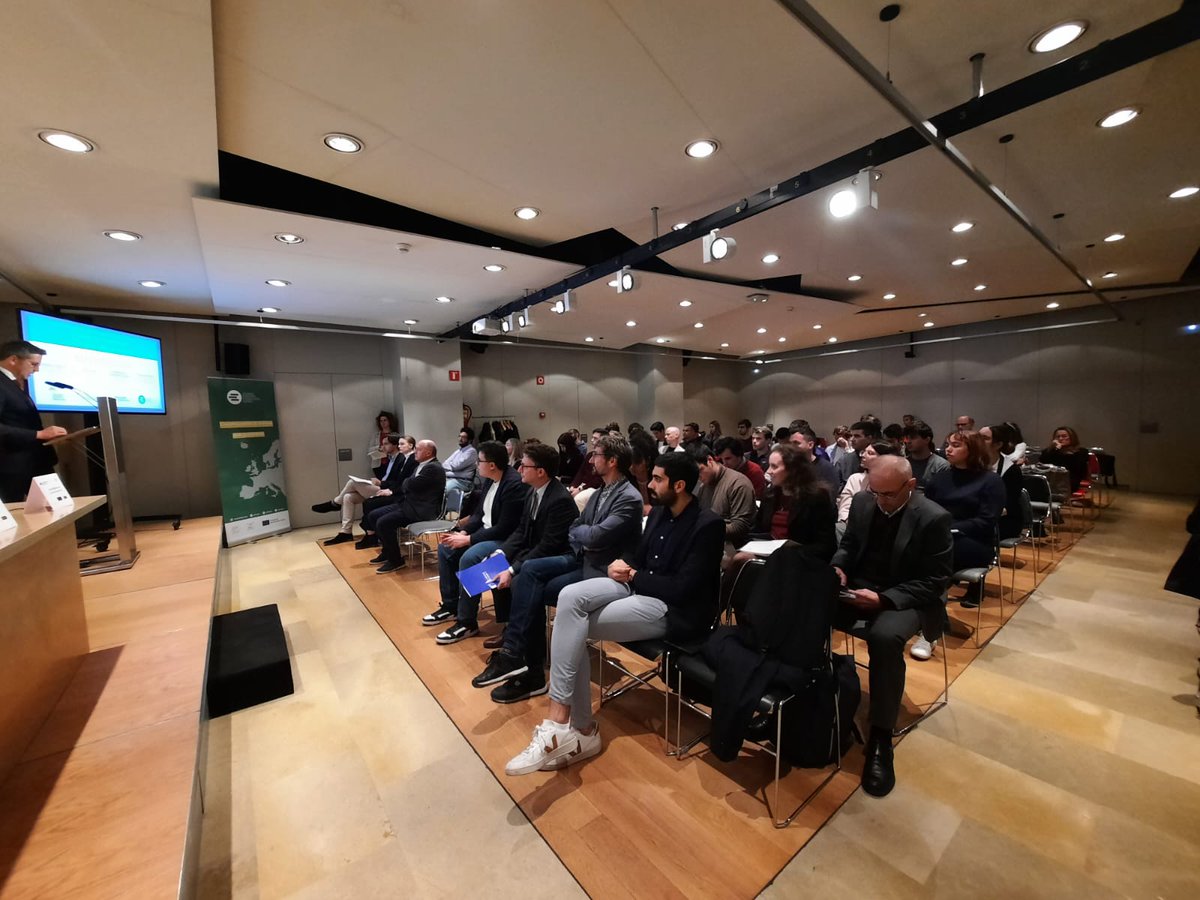 Euroregion's tweet photo. 1ère table ronde menée par @jefcatalunya pour les questions de durabilité, environnement, initiatives des jeunes, notamment les "oubliés" avec Guillaume de Almeida @Occitanie Gerard Vives @exteriorscat et #euroregion
Participation citoyenne jeune pour des décisions réelles https://t.co/0x2ZerKMuL